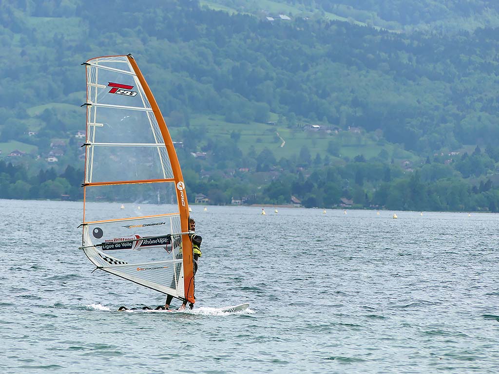 Planche à voile sur le lac d'Annecy
